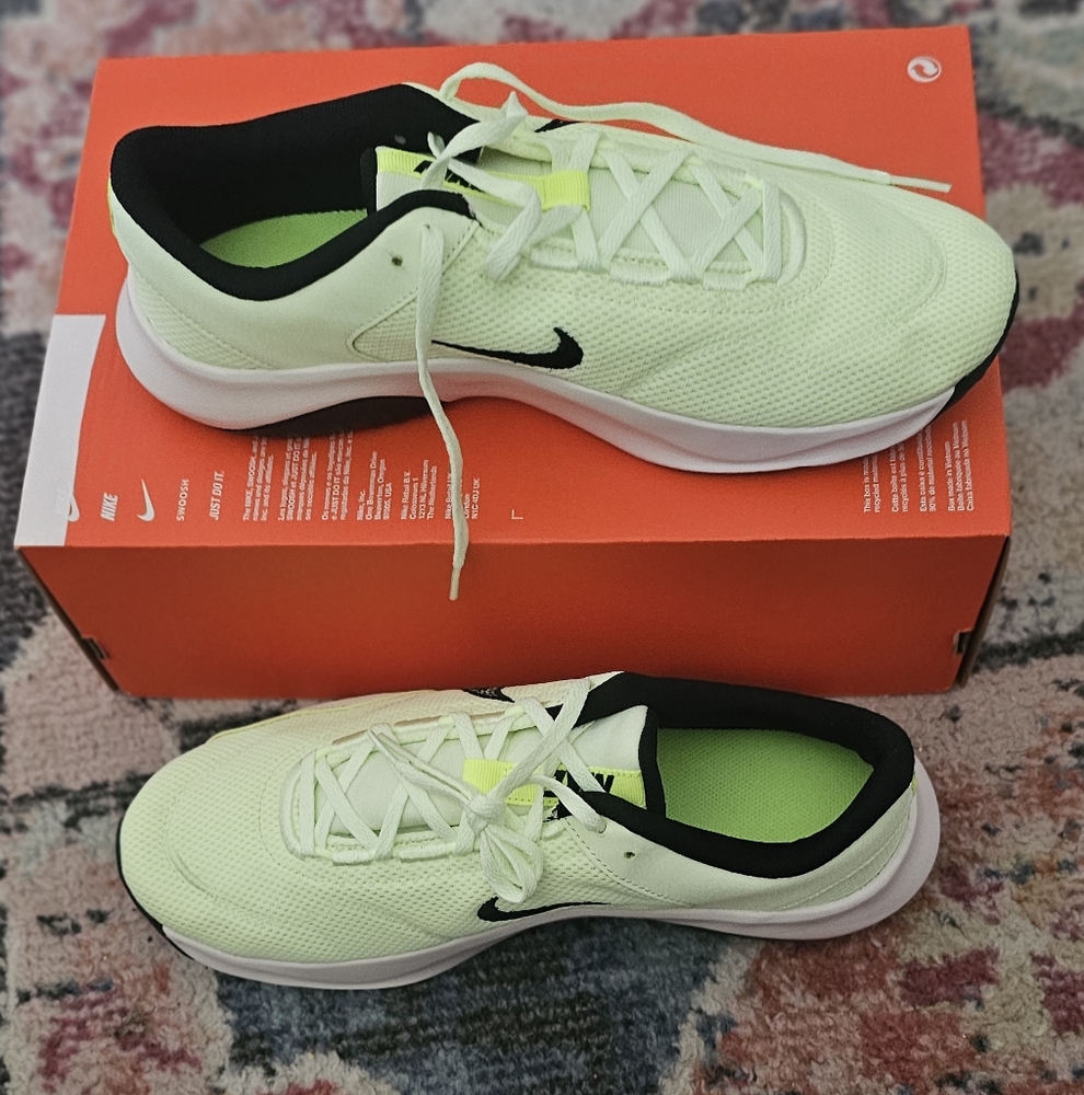 New Nike Legend Essential 3 Men Run Size 11.5 C27 - Picture 2 of 6
